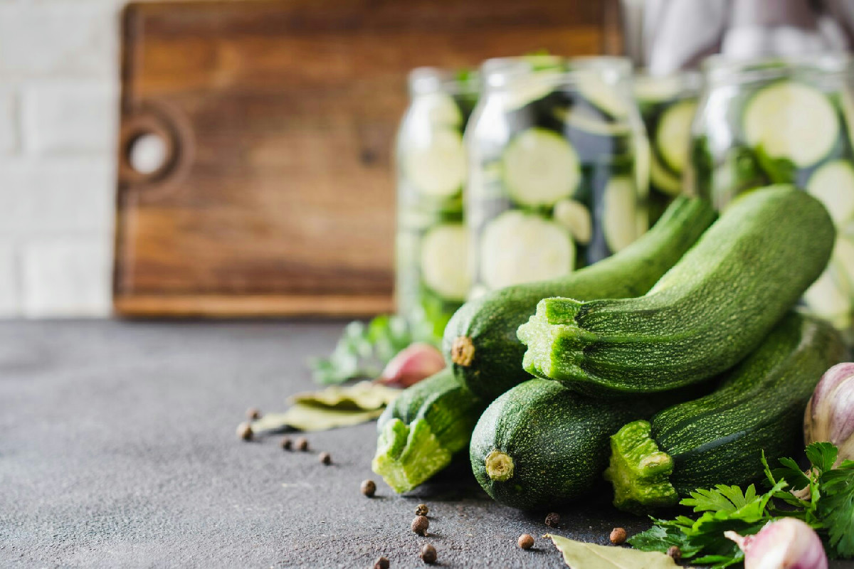 La cenere come alleata per la crescita delle zucchine in un orto rigoglioso e sano