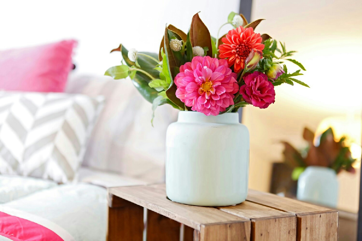 Trucchi essenziali per mantenere fiori freschi e vivaci in casa con composizioni durature fino a settimane